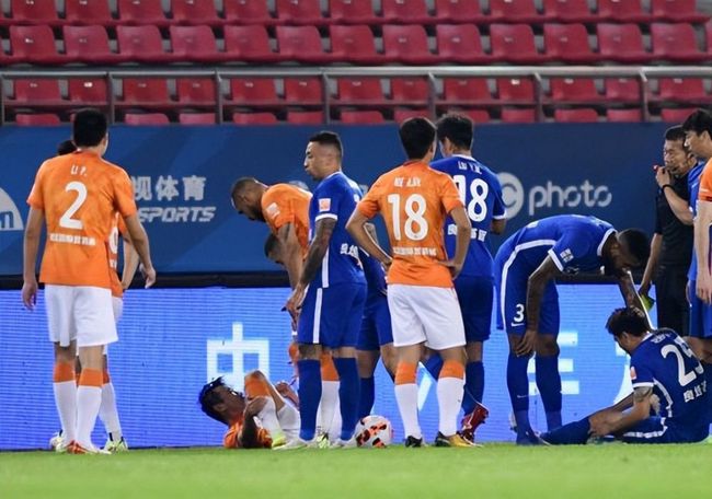 ”看点二：异乡人的“人世间”，令人强烈共情的当代青年图鉴日前曝光的片段中，邱邱和赵青木看着广告牌边上的空鸟巢若有所思，离巢的鸟和这群远离了家的异乡人一样